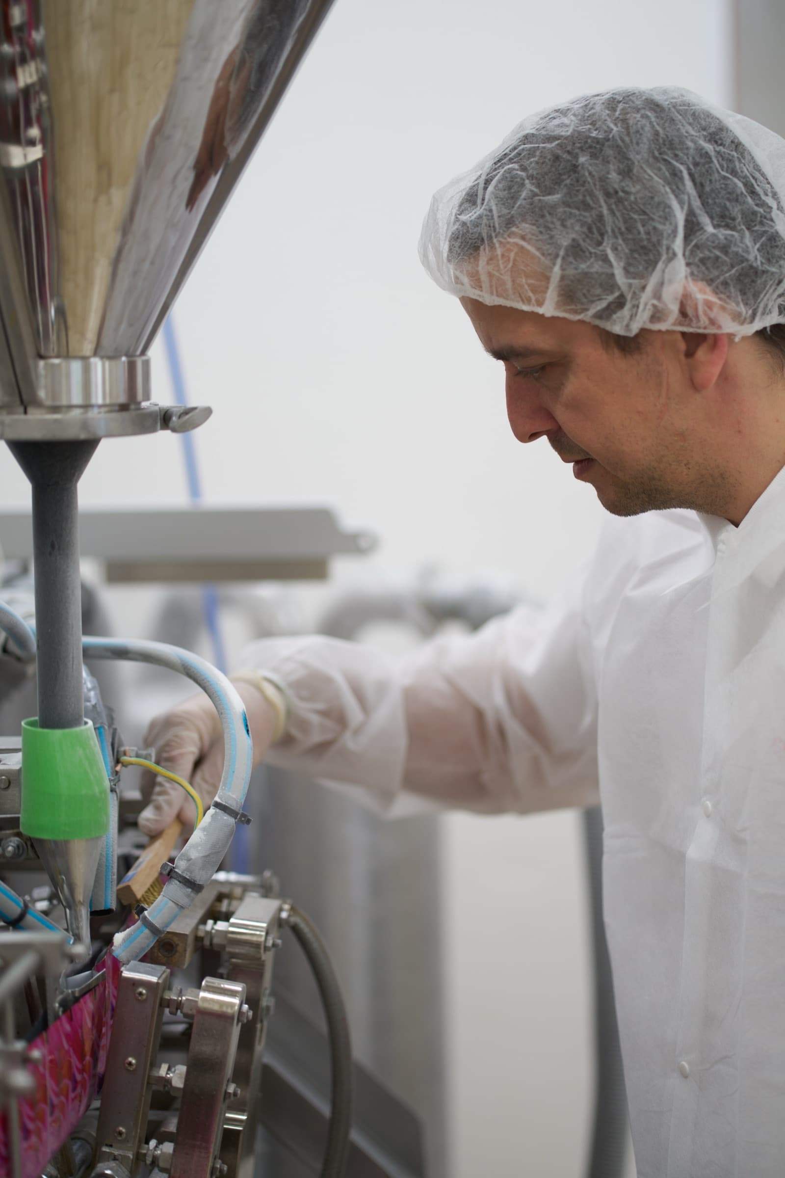 Technik kontroluje linię napełniającą collalloc