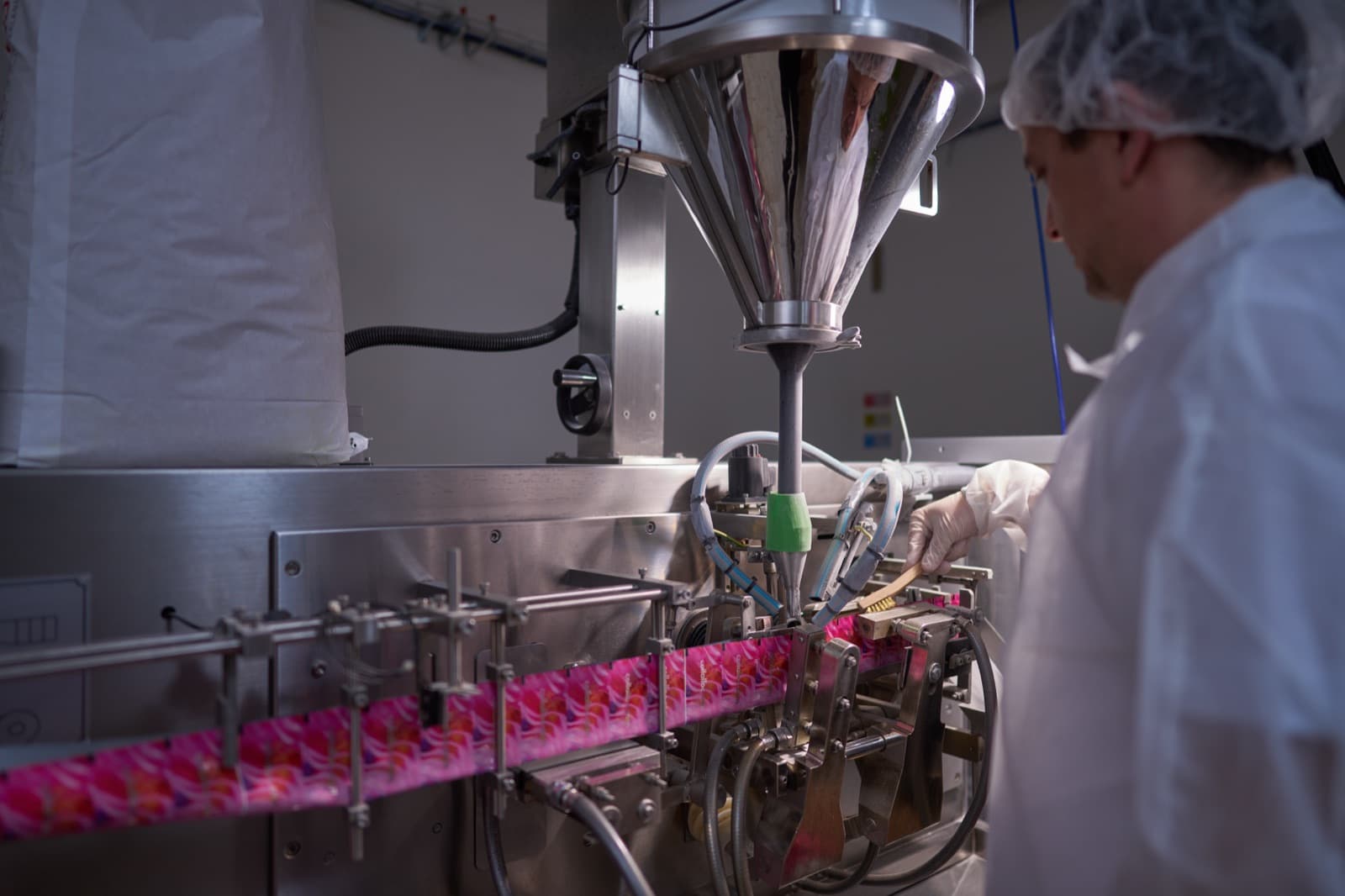 Technician at the collalloc filling line